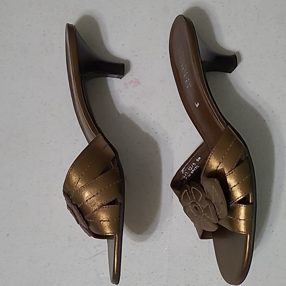 Franco Sarto Gold Kitten Heeled Slides with Floral Accent size 9 - Picture 4 of 11